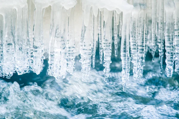 拉脱维亚河岸边的一条美丽的冰冻冰柱 美丽的冬日风光 — 图库照片
