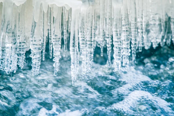 拉脱维亚河岸边的一条美丽的冰冻冰柱 美丽的冬日风光 — 图库照片
