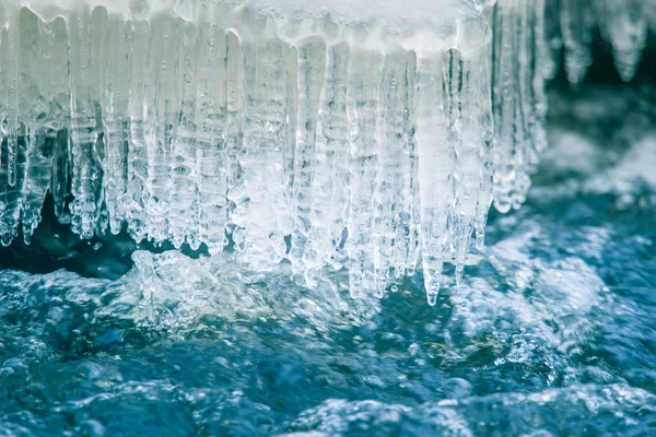 Ένα Όμορφο Κατεψυγμένα Icicles Στην Όχθη Του Ποταμού Στη Λετονία — Φωτογραφία Αρχείου