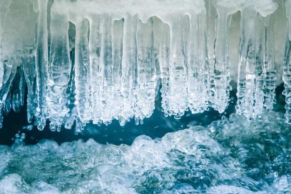 Una Bella Ghiaccioli Ghiacciati Sulla Riva Del Fiume Lettonia Bellissimo — Foto Stock