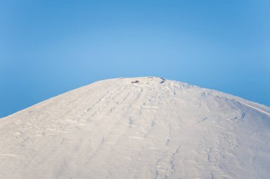 Kış güzel minimalist manzara Merkez Norveç'te. Güneşli bir gün açık sahne.