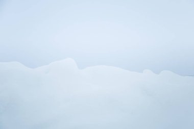 Kış güzel minimalist manzara Merkez Norveç'te. Güneşli bir gün açık sahne.