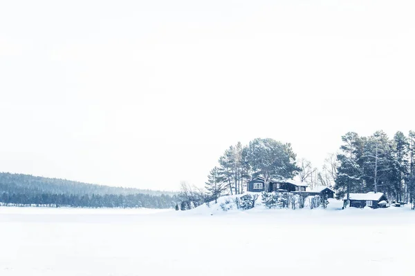 Piękny Krajobraz Minimalistyczny Zamarzniętym Jeziorze Środkowej Norwegii Szeroki Snowy Area — Zdjęcie stockowe
