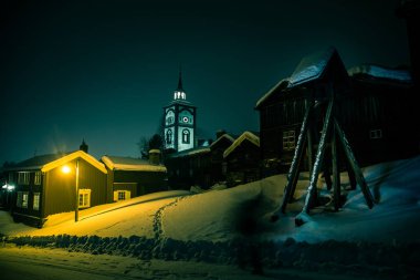 Güzel gece manzarası, tarihi kent merkezi Norveç'te Roros. Kış güzel kasaba sokaklarında nasıldır. Dünya Mirası.