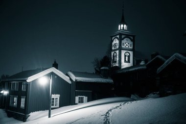 Güzel gece manzarası, tarihi kent merkezi Norveç'te Roros. Kış güzel kasaba sokaklarında nasıldır. Dünya Mirası.