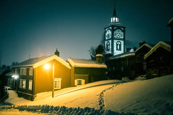 市街中央ノルウェー レーロスの美しい夜の風景 冬の美しい町の路上で Sceney 世界遺産 — ストック写真