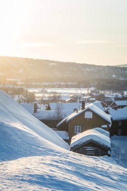 Roros bir güzel sabah manzara. Dünya Miras yer. Tarihi kent merkezi Norveç'te. Küçük bir kasaba kış manzara.