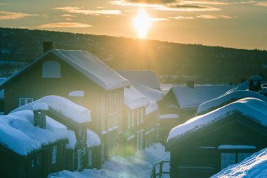 Roros bir güzel sabah manzara. Dünya Miras yer. Tarihi kent merkezi Norveç'te. Küçük bir kasaba kış manzara.