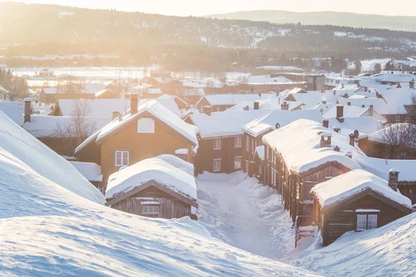 Roros bir güzel sabah manzara. Dünya Miras yer. Tarihi kent merkezi Norveç'te. Küçük bir kasaba kış manzara.