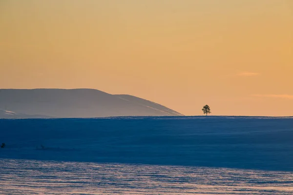中央ノルウェーの美しいカラフルな冬の日没 山の上の暖かい夜の光 — ストック写真