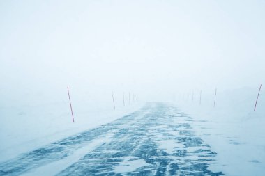 Bir güzel beyaz karlı yol kırmızı Emanet Polonyalılar ile merkez Norveç'te. Minimalist sahne BM Kuzey Avrupa kış.