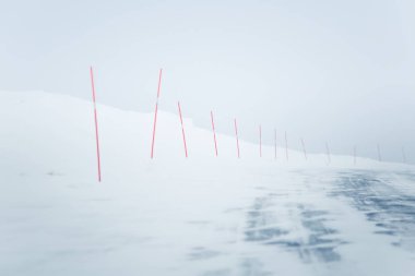 Bir güzel beyaz karlı yol kırmızı Emanet Polonyalılar ile merkez Norveç'te. Minimalist sahne BM Kuzey Avrupa kış.