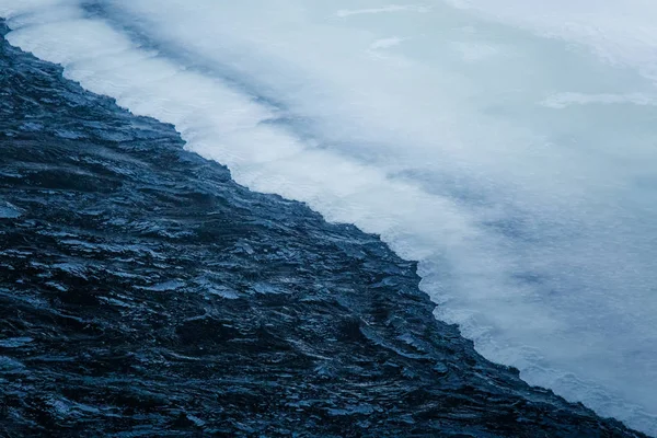 美丽的冰冻瀑布在挪威中部 冬季景观与冻结的河流和冰的形成 — 图库照片
