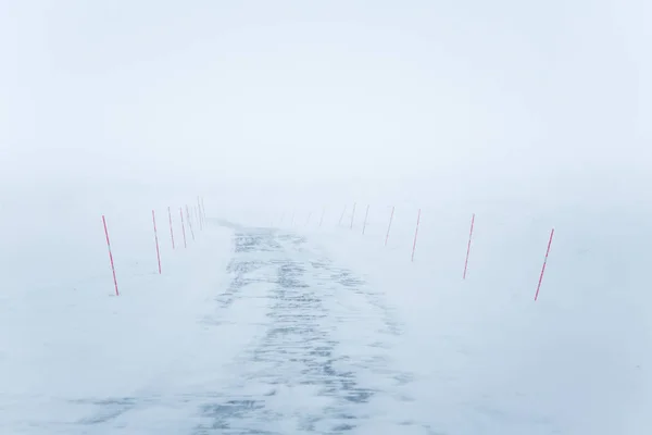 赤い安全棒で中央ノルウェーの美しい白い雪の道 ミニマルな風景国連北ヨーロッパの冬 — ストック写真