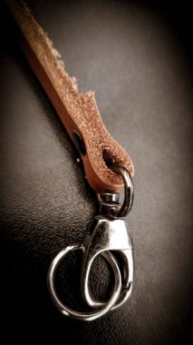 Bir güzel kahverengi deri kamera askı kayışı siyah bir arka plan üzerinde yapılmış. Fotoğrafçı donanımları, şık, vintage, retro hissediyorum.