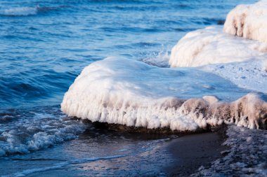 Baltık denizi sahilinde güzel bir donmuş tuzlu su. Kışın buz oluşumları. Deniz ve buz ile peyzaj.