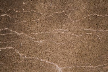 Beton çatlakların grunge arka planı. Baltık denizi kıyısında eski bir ordu binası duvarının kapatılması. Güzel closeup doku.