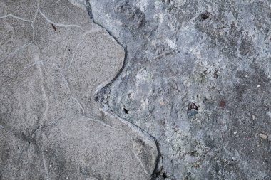 Beton çatlakların grunge arka planı. Baltık denizi kıyısında eski bir ordu binası duvarının kapatılması. Güzel closeup doku.