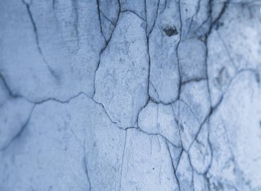 Beton çatlakların grunge arka planı. Baltık denizi kıyısında eski bir ordu binası duvarının kapatılması. Güzel closeup doku.