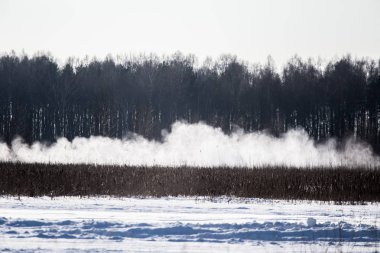 Donmuş gölde yarış arabaları. Buzda drift araba. Kış eğlence spor.