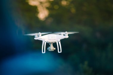 Akşam gökyüzünde güzel bir uçan dron. Aero fotoğraf içinde hareket. Beyaz uçak uçan.