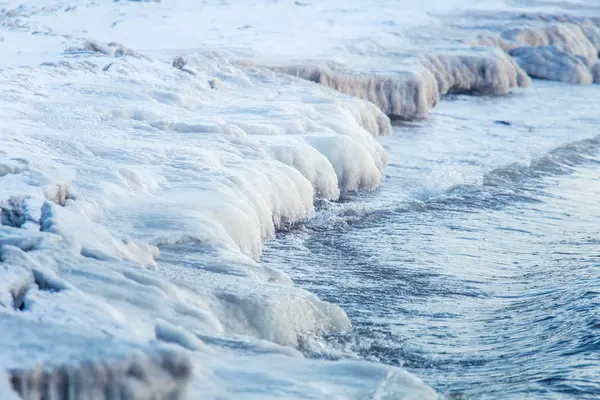 バルト海のビーチに美しい凍った塩水 冬の氷の形成 海と氷の風景 — ストック写真