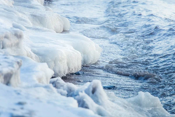 Piękna Zamarznięta Słona Woda Plaży Morza Bałtyckiego Formacje Lodowe Zimą — Zdjęcie stockowe