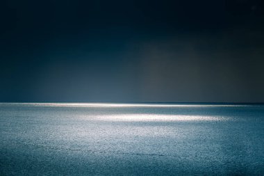 Kış akşamları bir denizin güzel bir manzara. Gün batımında Baltık Denizi. Canlı renkler.