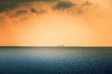 Kış akşamları bir denizin güzel bir manzara. Gün batımında Baltık Denizi. Canlı renkler.