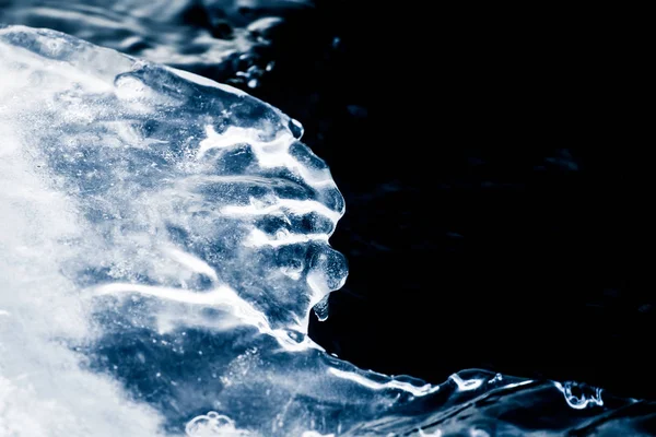 冬の川の銀行での氷の形成の美しいモノクロ クローズ アップ 青の抽象的な背景 — ストック写真