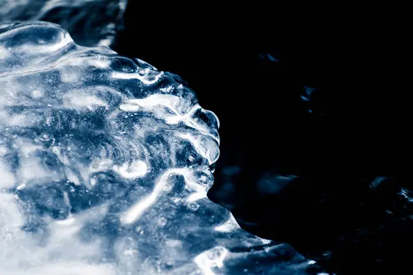 一个美丽的单色特写镜头的冰形成在河岸上的冬天 抽象蓝色背景 — 图库照片