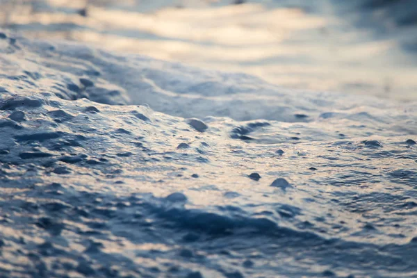 波罗的海沿岸冰冻海水的美丽特写镜头 冷冻盐水在海滩上发出 抽象的冰的氯 — 图库照片