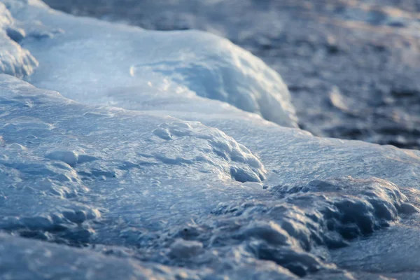 冷凍の海水バルト海の海岸上の美しいクローズ アップ ビーチで食塩水 Vawes をフリーズします 氷の抽象 Closup — ストック写真