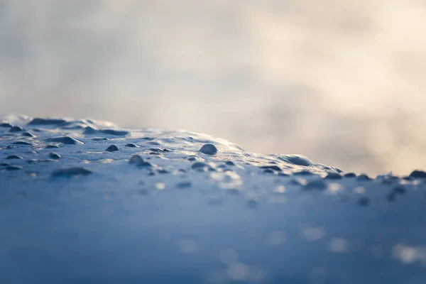 波罗的海沿岸冰冻海水的美丽特写镜头 冷冻盐水在海滩上发出 抽象的冰的氯 — 图库照片