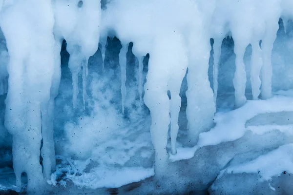 Egy Gyönyörű Hangign Jégcsapok Sós Víz Balti Tenger Fagylalt Tengerparton — Stock Fotó
