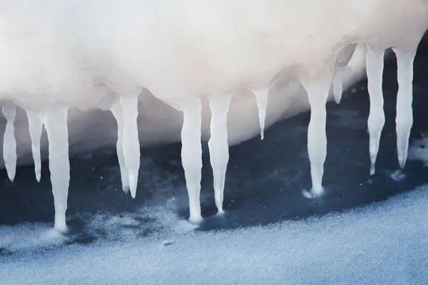 Μια Όμορφη Hangign Icicles Από Αλμυρό Νερό Στις Ακτές Της — Φωτογραφία Αρχείου