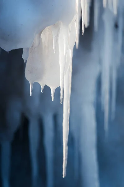 Μια Όμορφη Hangign Icicles Από Αλμυρό Νερό Στις Ακτές Της — Φωτογραφία Αρχείου