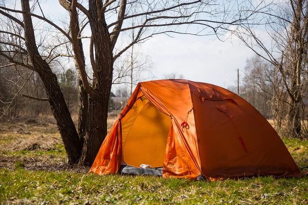 Una Carpa Naranja Construida Orillas Del Río Campamento Senderismo Primavera — Foto de Stock