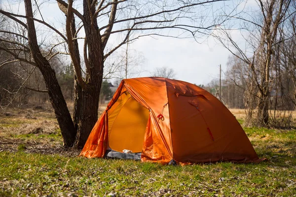 Una Carpa Naranja Construida Orillas Del Río Campamento Senderismo Primavera — Foto de Stock