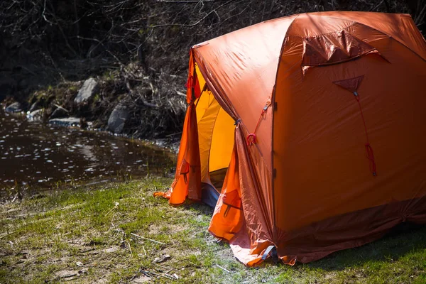 Una Carpa Naranja Construida Orillas Del Río Campamento Senderismo Primavera — Foto de Stock