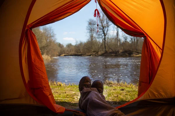 Person Sitting Orange Tent Camp Bank River Spring Feet Selfie — Stock Photo, Image