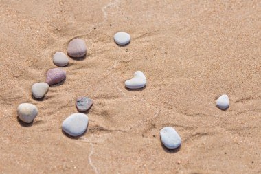 Plajın kumları güzel pürüzsüz deniz taşları. Portre fotoğraf taş dokular ve şekiller.