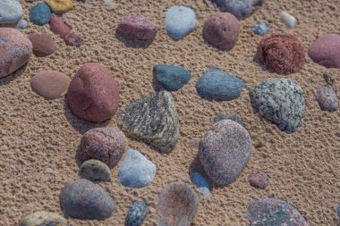 Plajın kumları güzel pürüzsüz deniz taşları. Portre fotoğraf taş dokular ve şekiller.