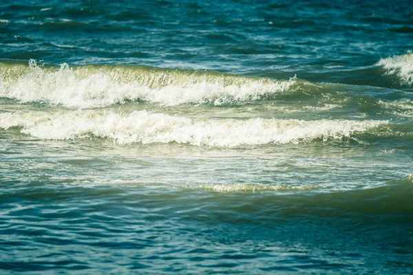 Güzel Dalgalar Kıyıya Baltık Denizi Kırma Parlak Güneşli Bir Günde — Stok fotoğraf