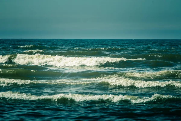 Piękne Fale Brzeg Morza Bałtyckiego Jasny Słoneczny Dzień Plaży — Zdjęcie stockowe