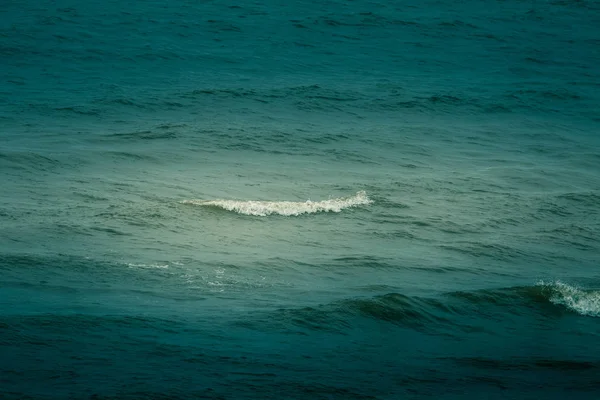 Lindas Ondas Que Quebram Costa Mar Báltico Dia Ensolarado Brilhante — Fotografia de Stock