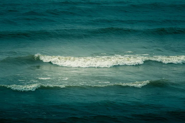 Hermosas Olas Rompiendo Orilla Del Mar Báltico Día Soleado Brillante —  Fotos de Stock