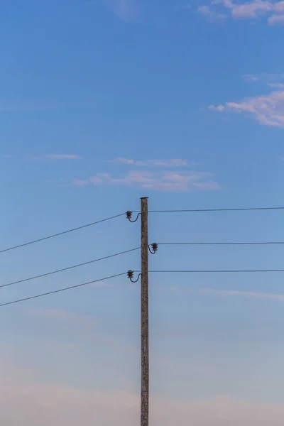 Solo Poste Electricidad Con Cables Fondo Azul Del Cielo Industria — Foto de Stock