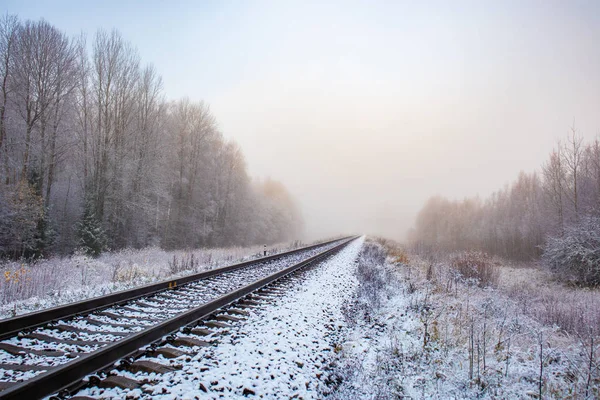 Piękny Krajobraz Żwirowej Drogi Późną Jesienią Pierwszym Śniegiem Krajobraz Europy Zdjęcie Stockowe