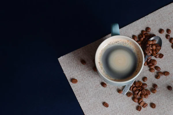 コーヒー カップとコーヒーの全粒穀物の泡で 本文の空き領域を持つ画像 カップで小さな渦 — ストック写真